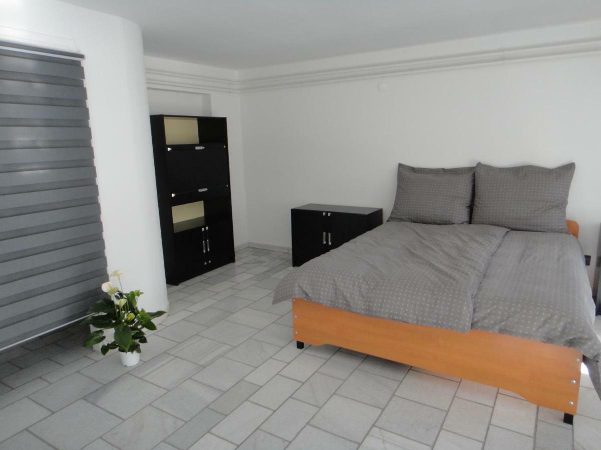Apartamento Liliom Szeged Exterior foto